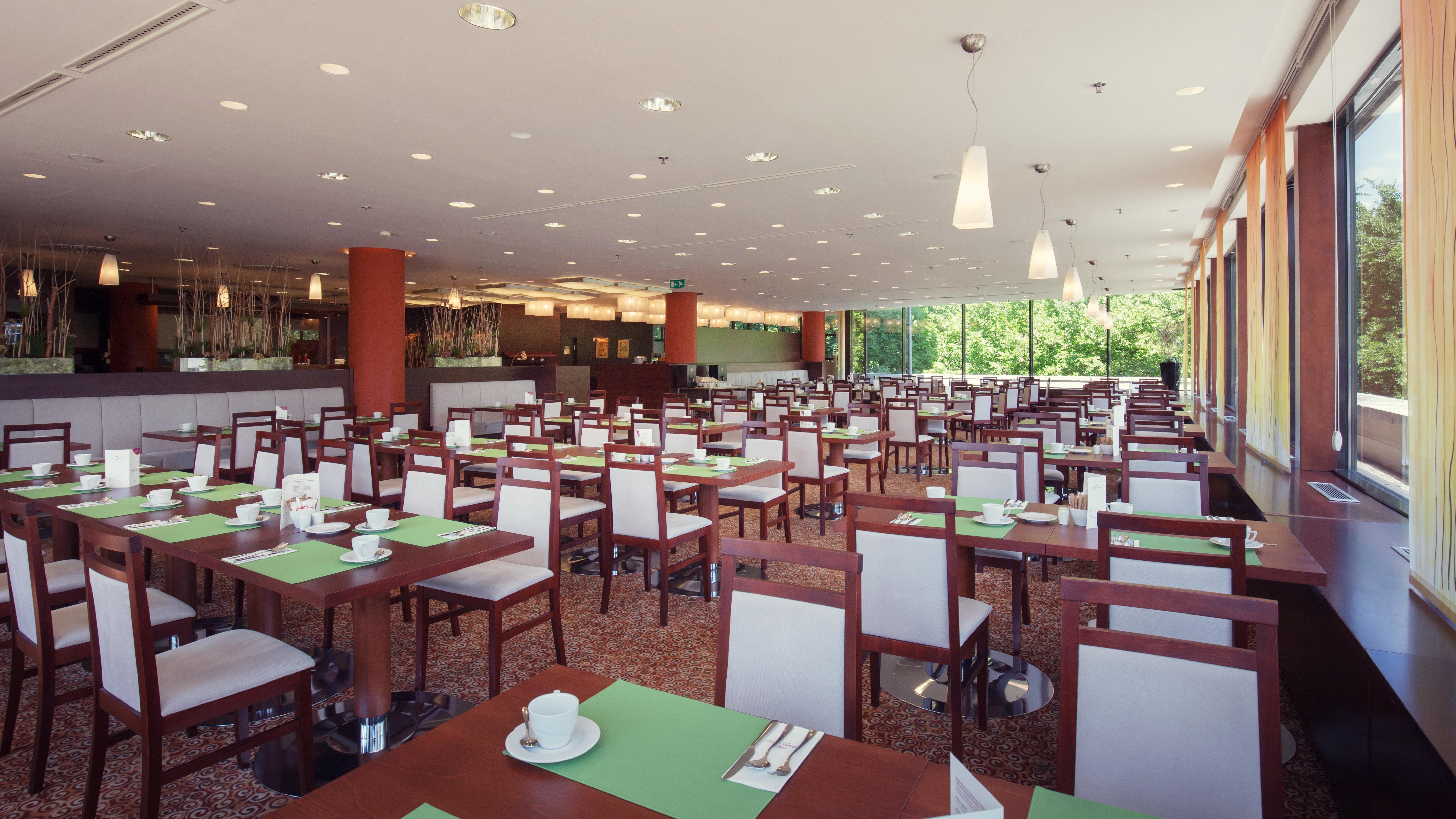 Crowne Plaza Bratislava By Ihg Hotel Bagian luar foto