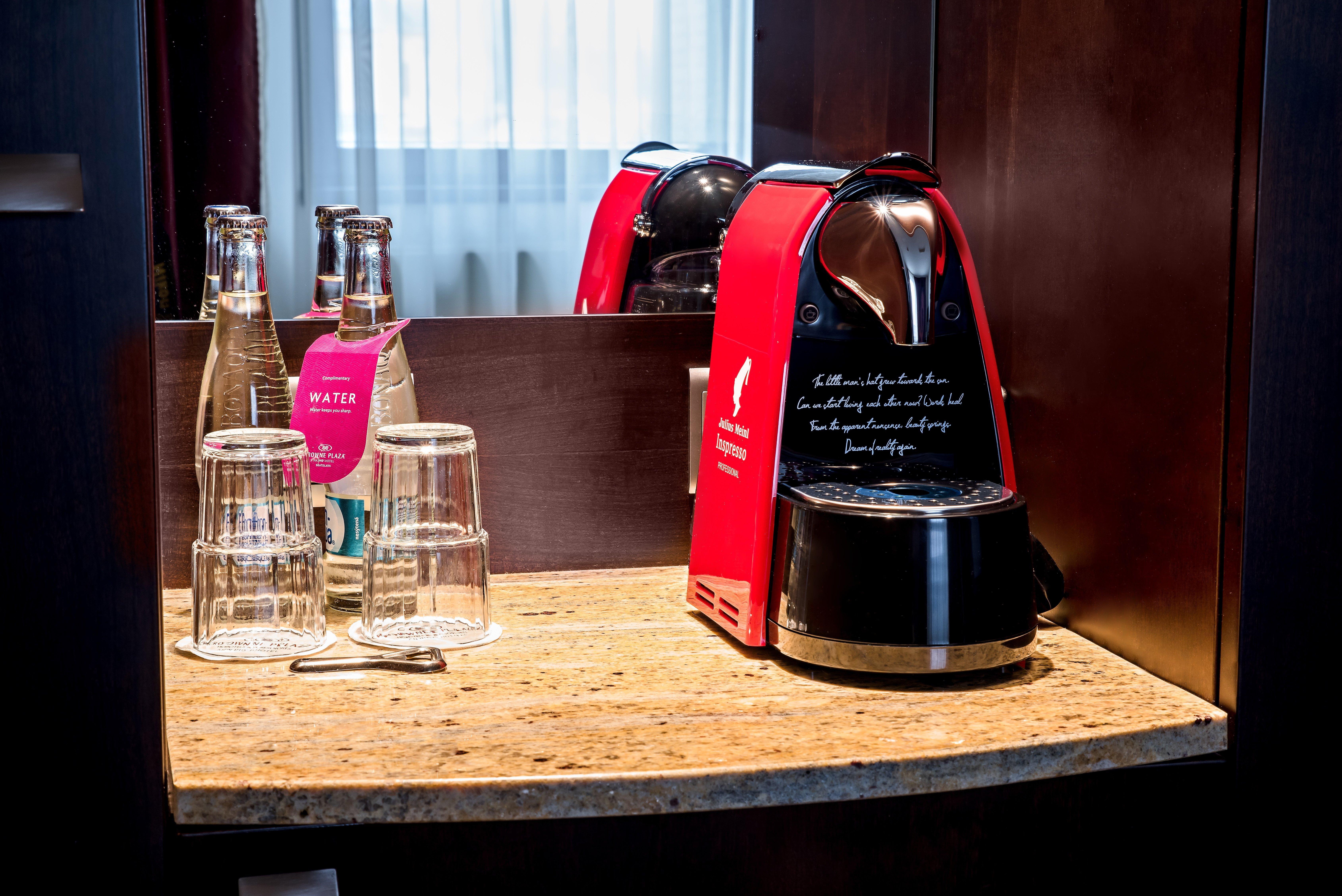 Crowne Plaza Bratislava By Ihg Hotel Bagian luar foto
