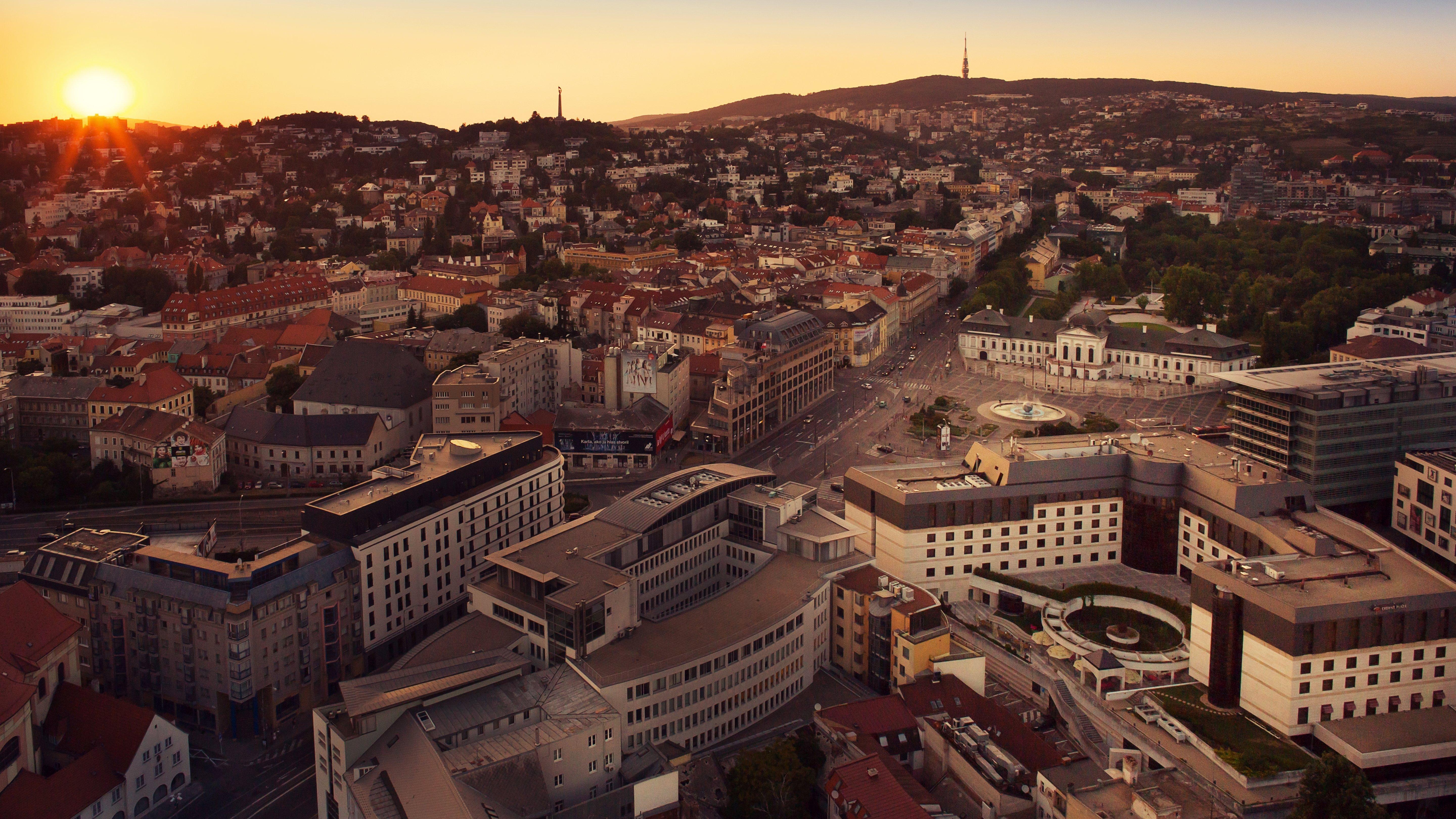 Crowne Plaza Bratislava By Ihg Hotel Bagian luar foto