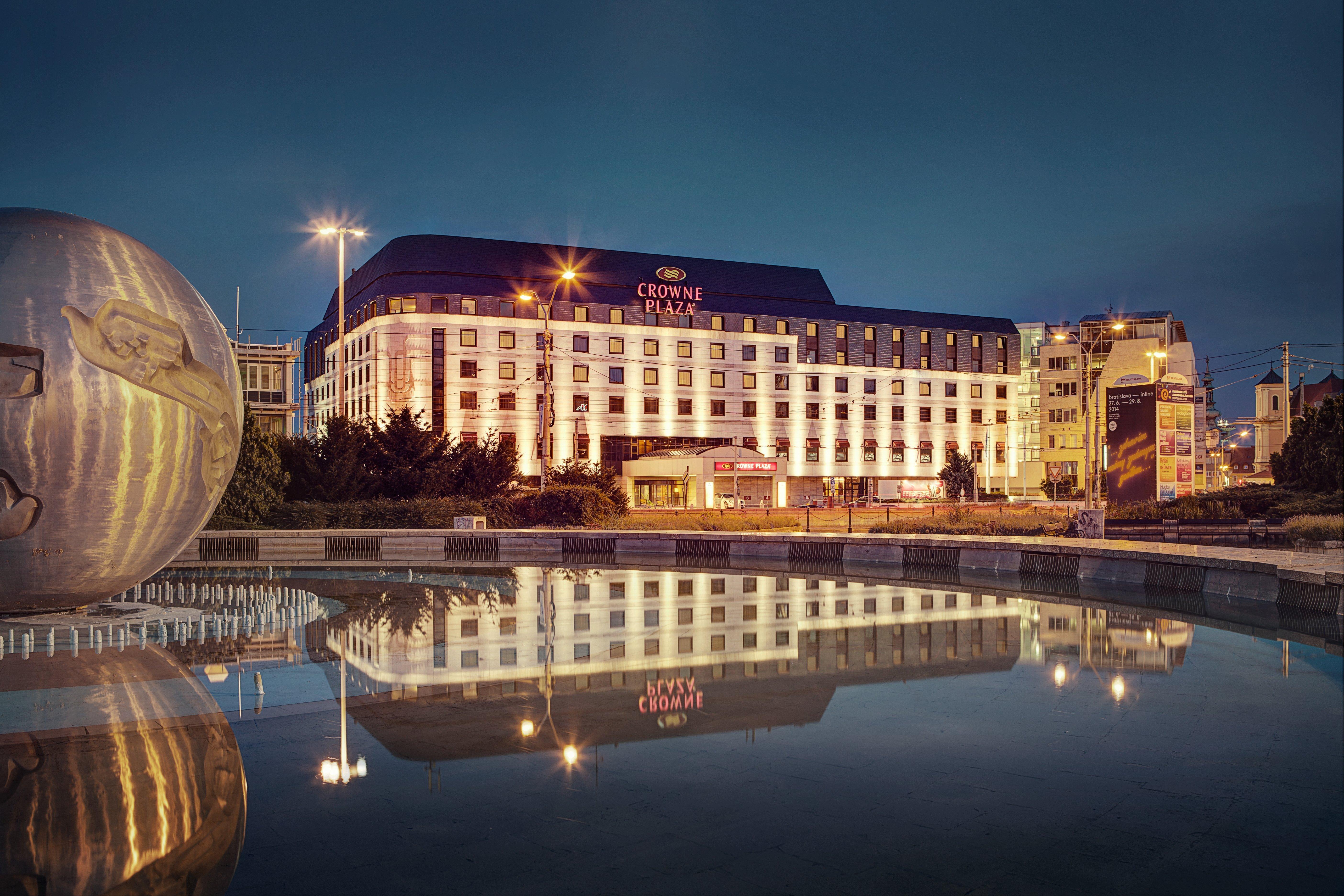 Crowne Plaza Bratislava By Ihg Hotel Bagian luar foto