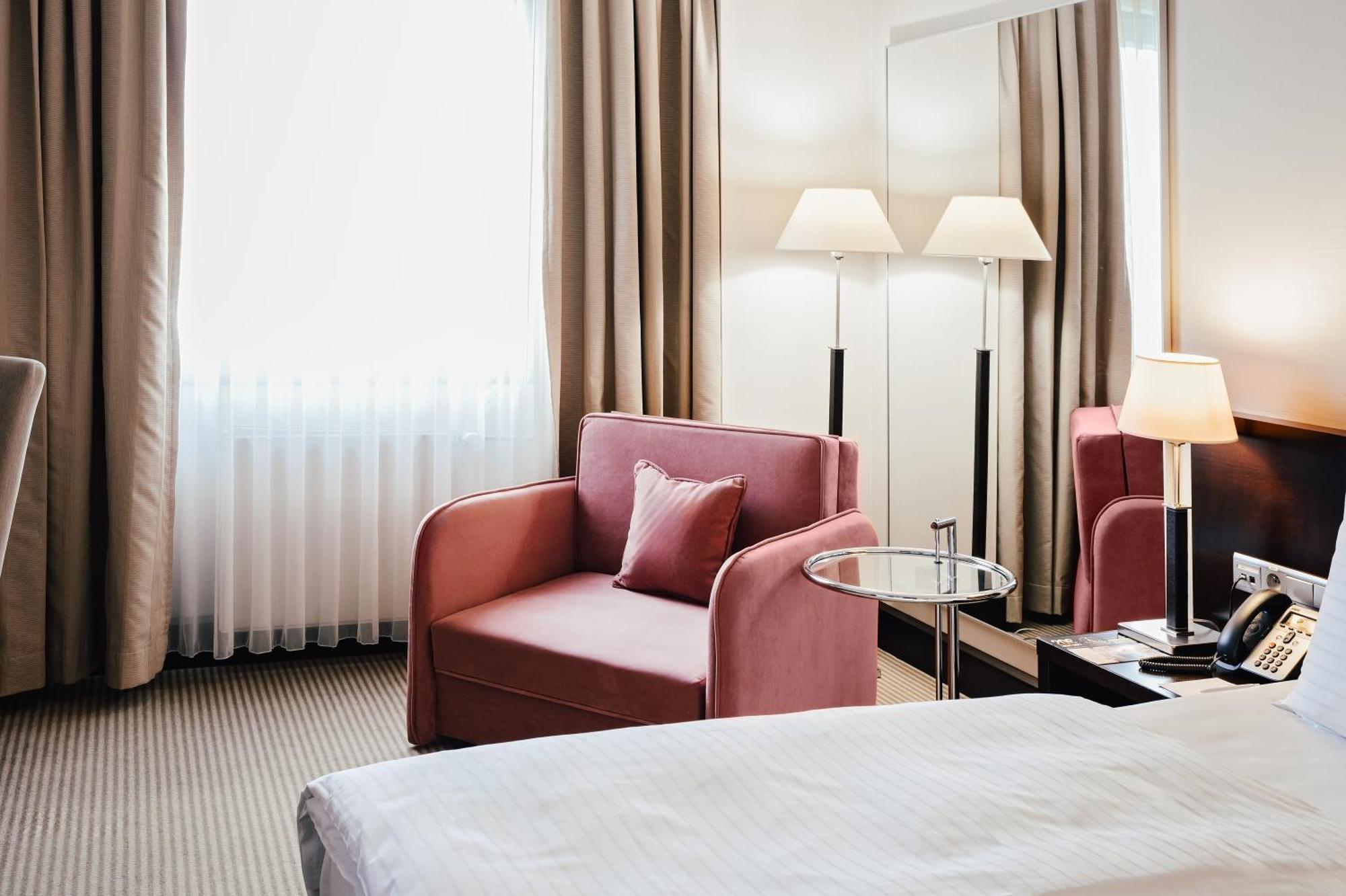 Crowne Plaza Bratislava By Ihg Hotel Bagian luar foto