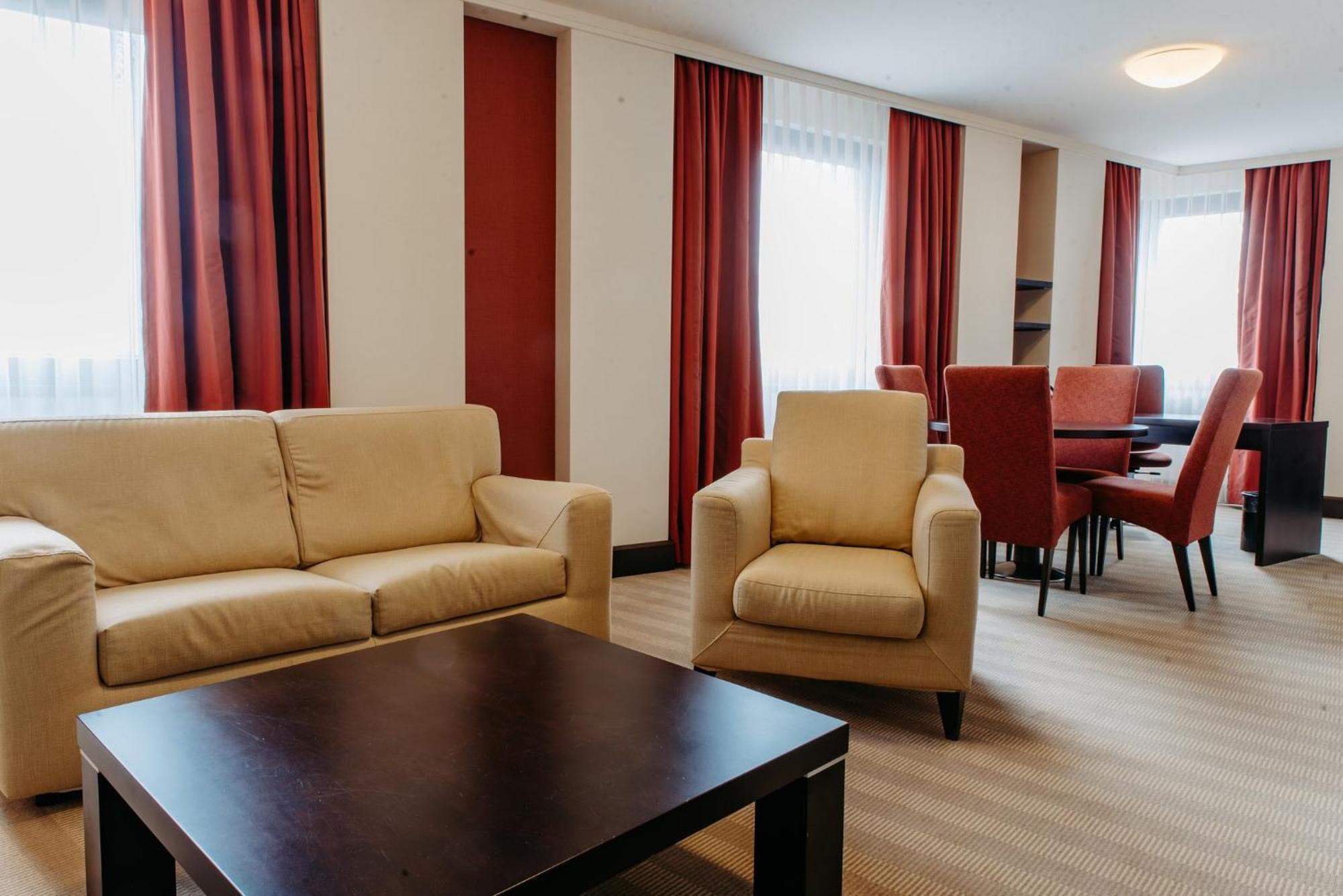 Crowne Plaza Bratislava By Ihg Hotel Bagian luar foto