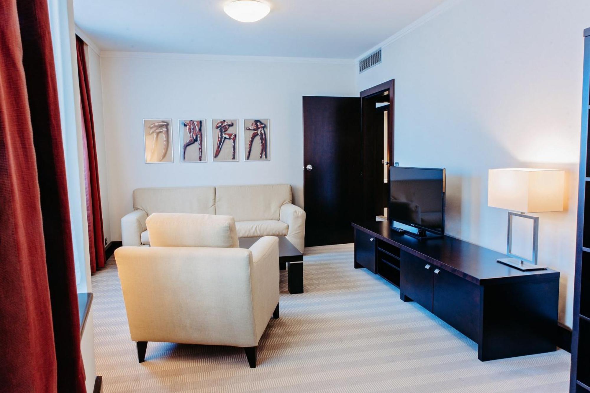 Crowne Plaza Bratislava By Ihg Hotel Bagian luar foto