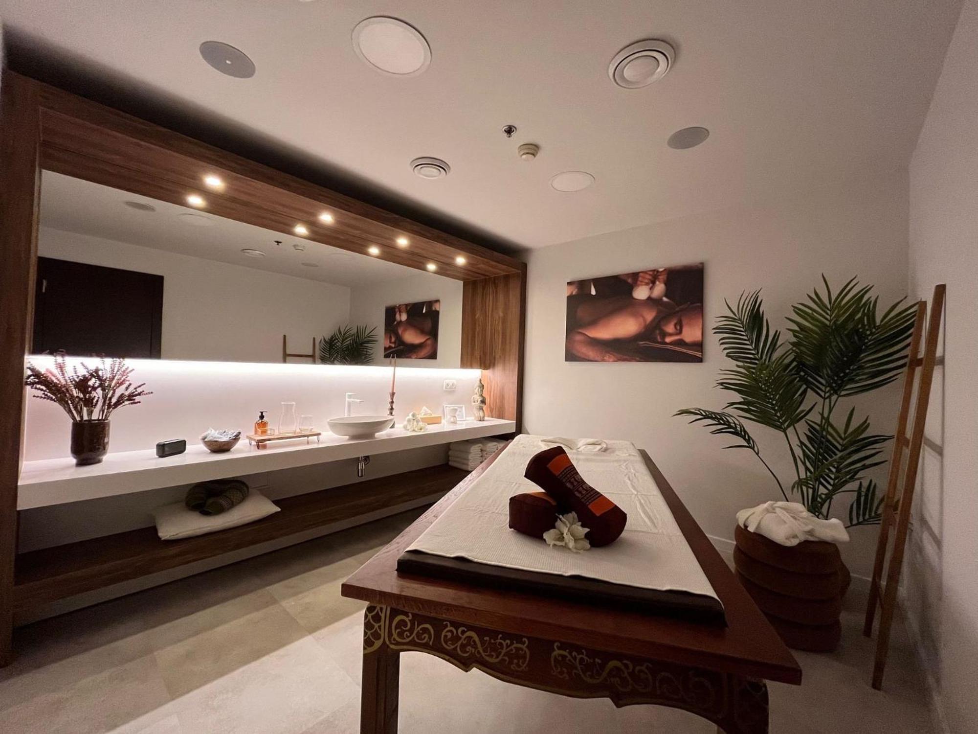 Crowne Plaza Bratislava By Ihg Hotel Bagian luar foto