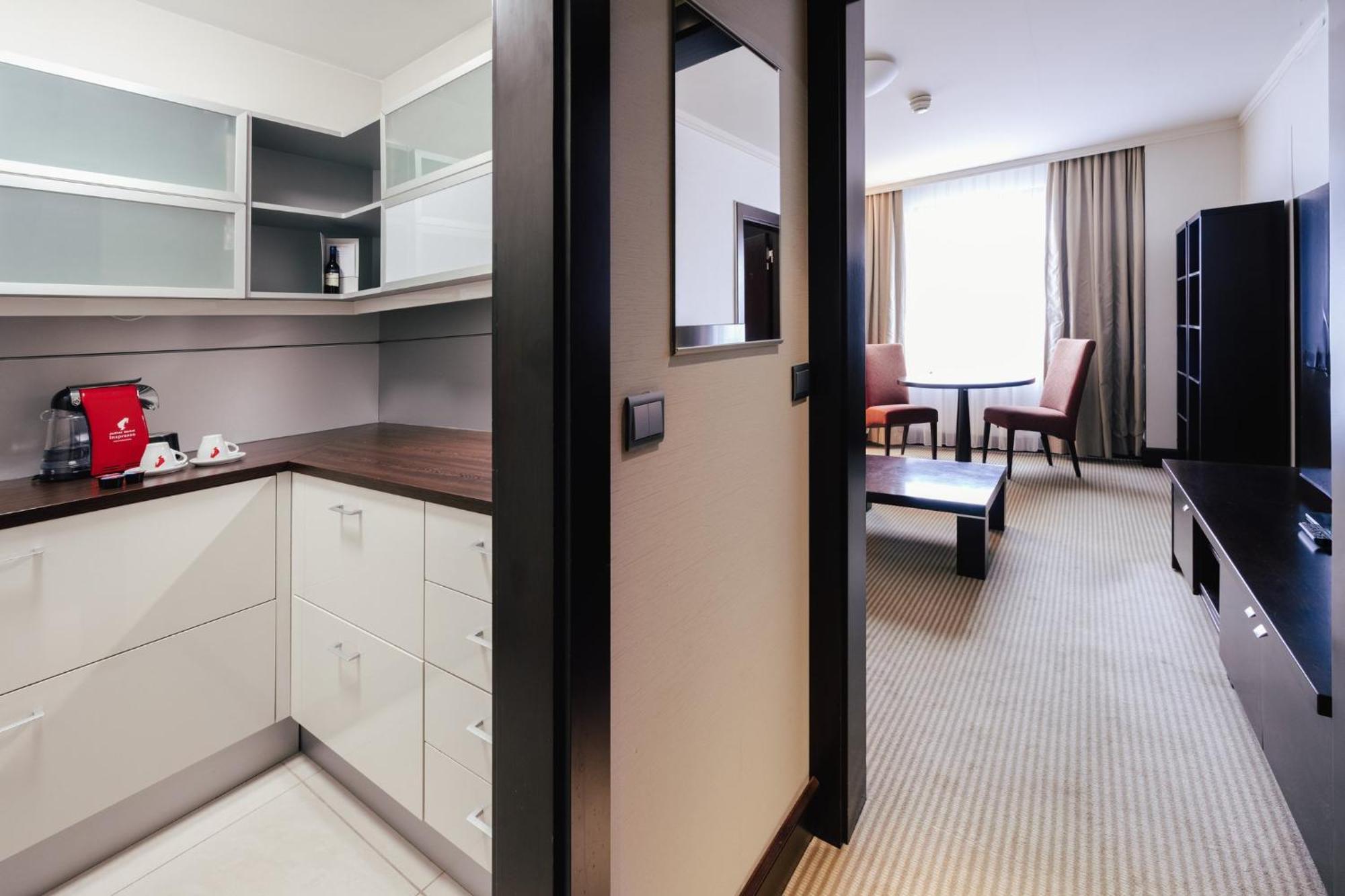 Crowne Plaza Bratislava By Ihg Hotel Bagian luar foto