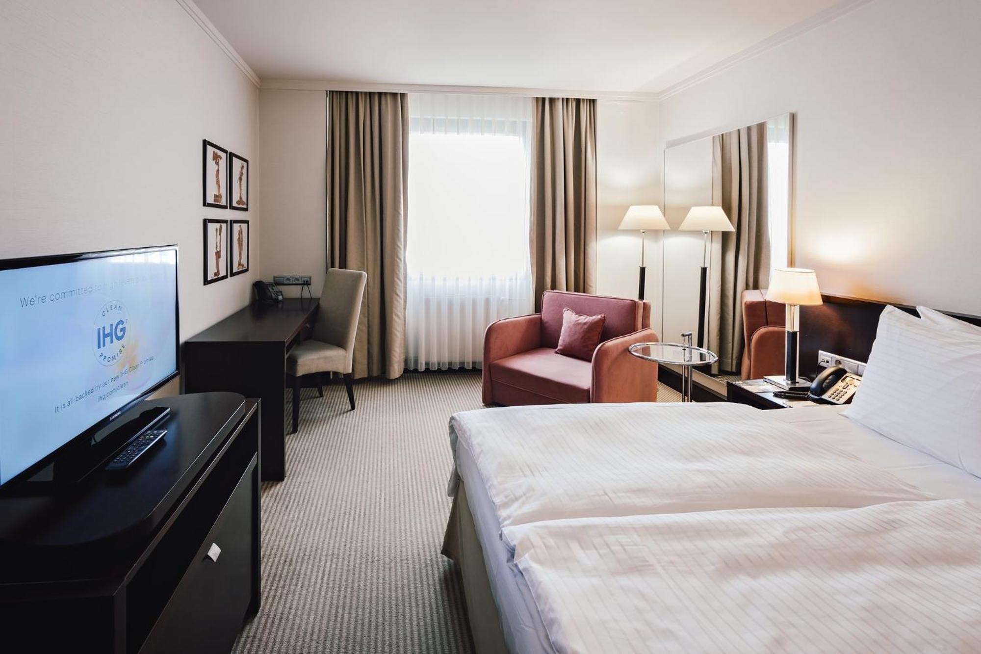 Crowne Plaza Bratislava By Ihg Hotel Bagian luar foto