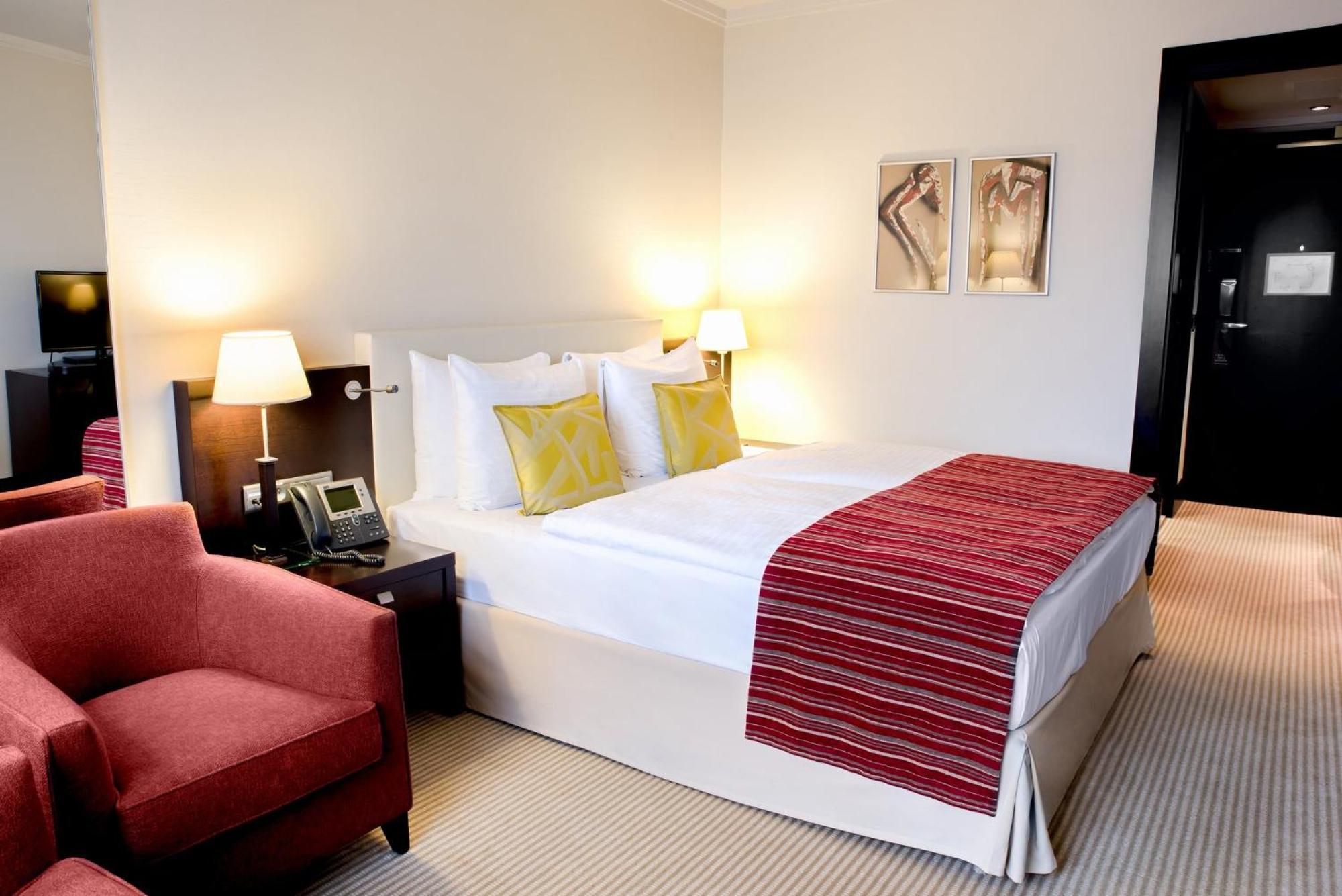 Crowne Plaza Bratislava By Ihg Hotel Bagian luar foto