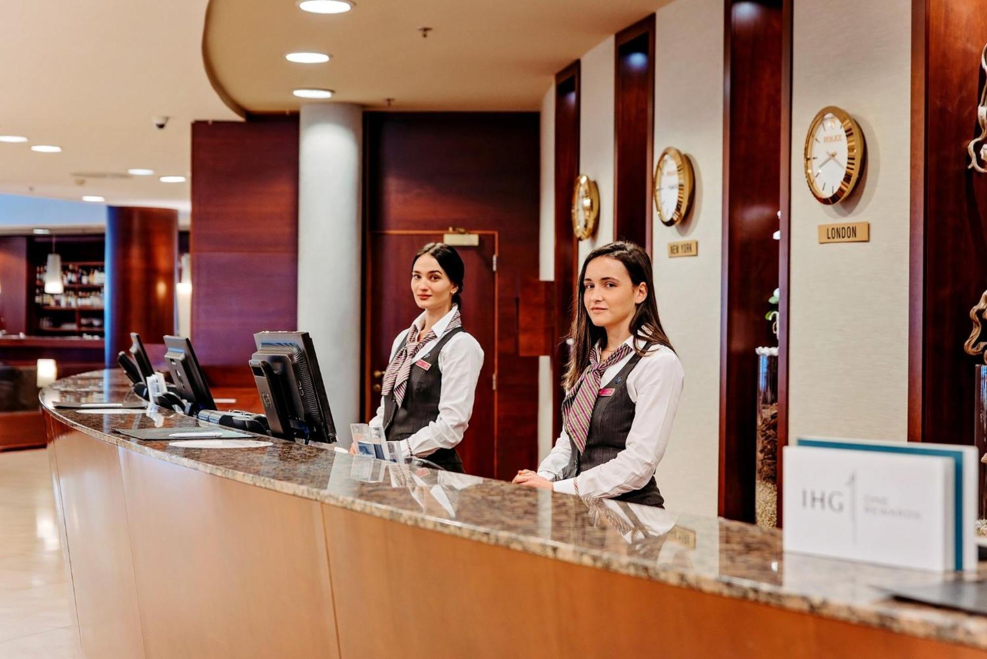 Crowne Plaza Bratislava By Ihg Hotel Bagian luar foto
