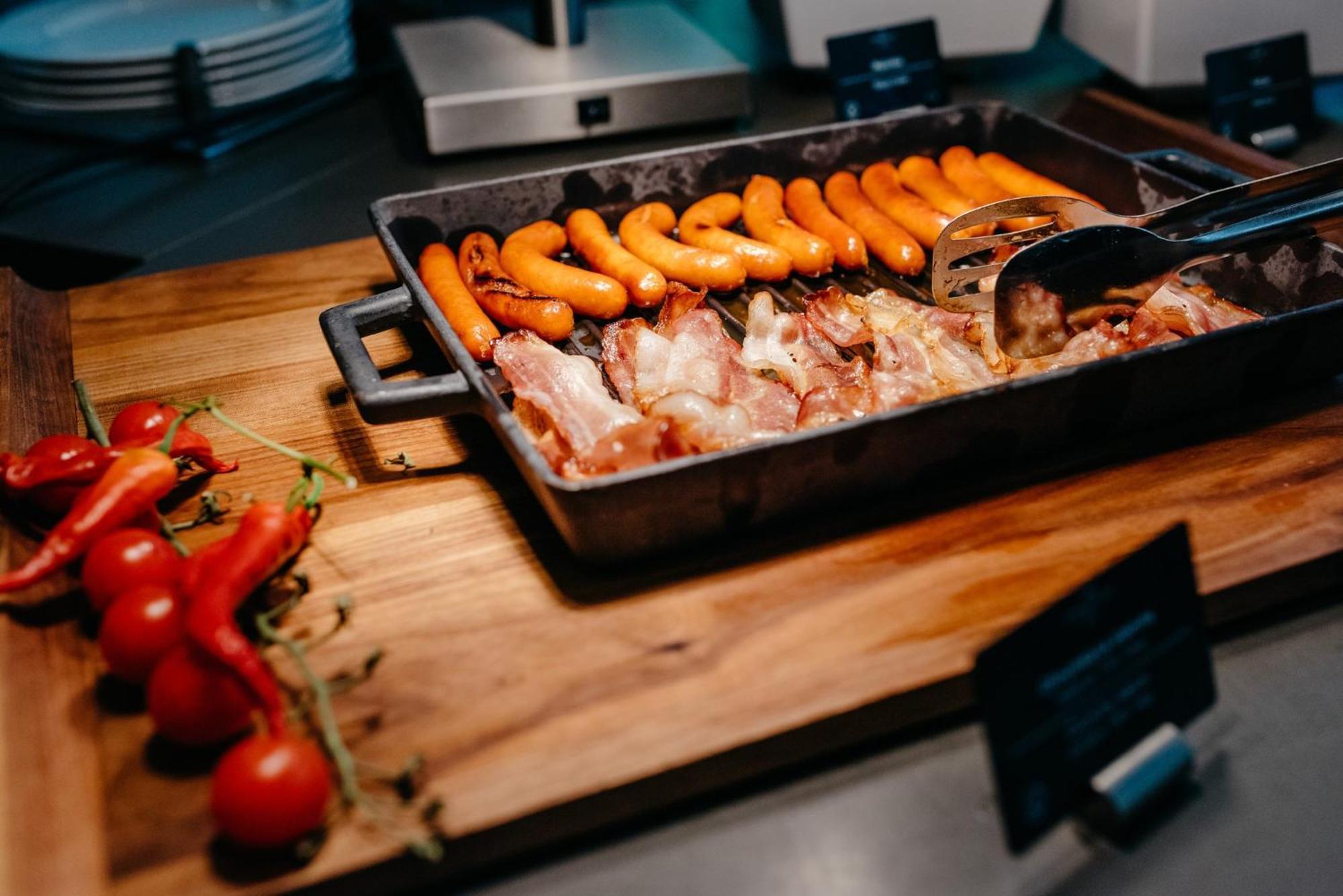 Crowne Plaza Bratislava By Ihg Hotel Bagian luar foto