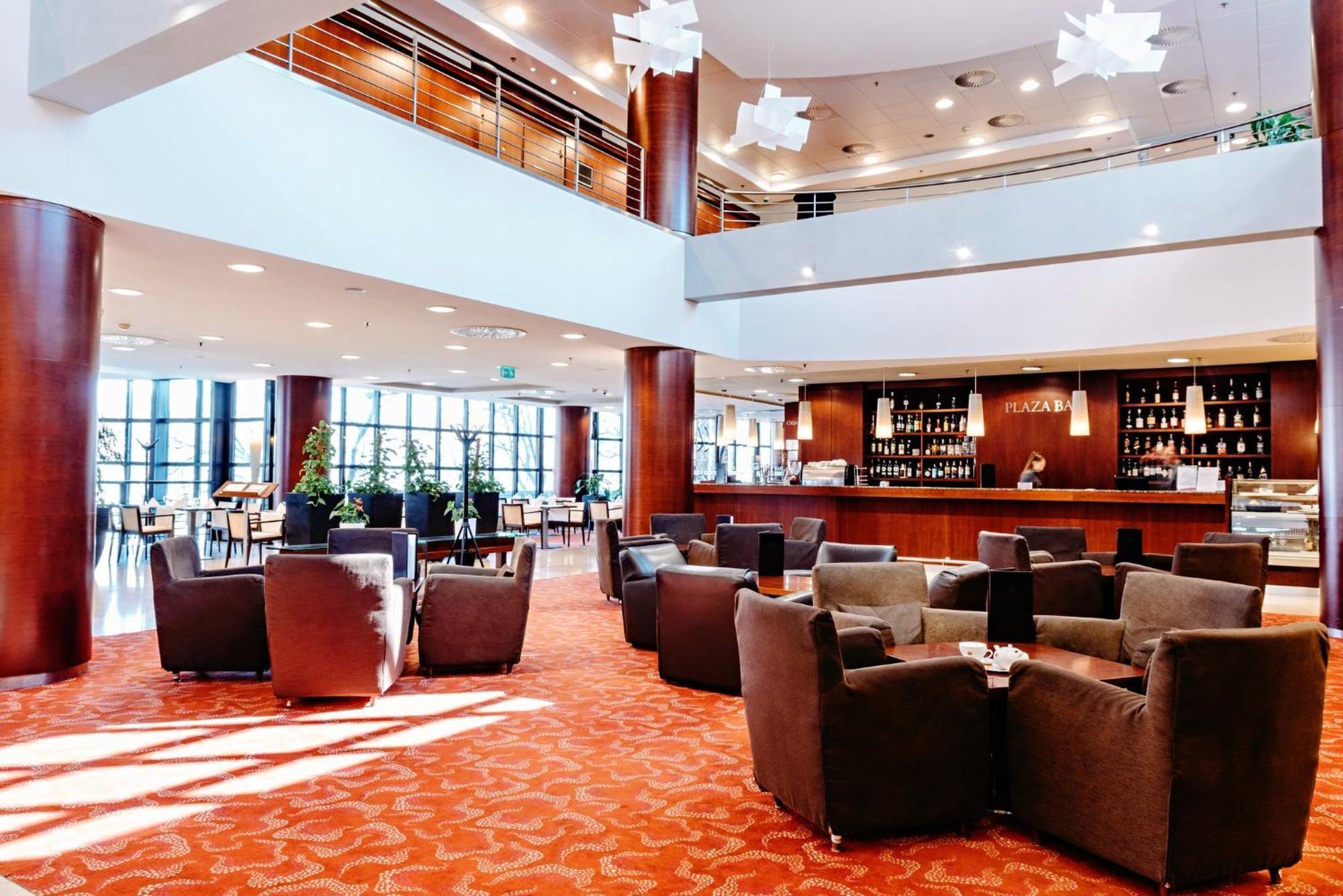 Crowne Plaza Bratislava By Ihg Hotel Bagian luar foto