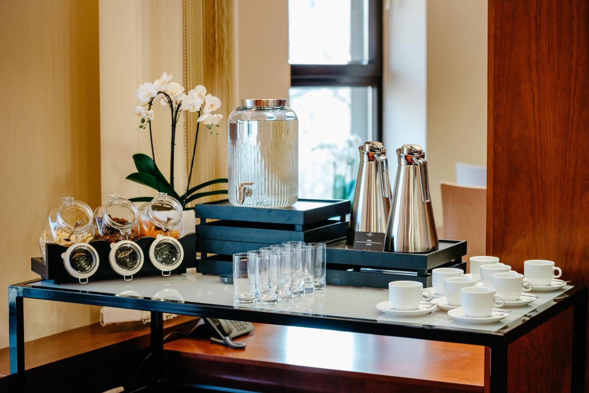Crowne Plaza Bratislava By Ihg Hotel Bagian luar foto