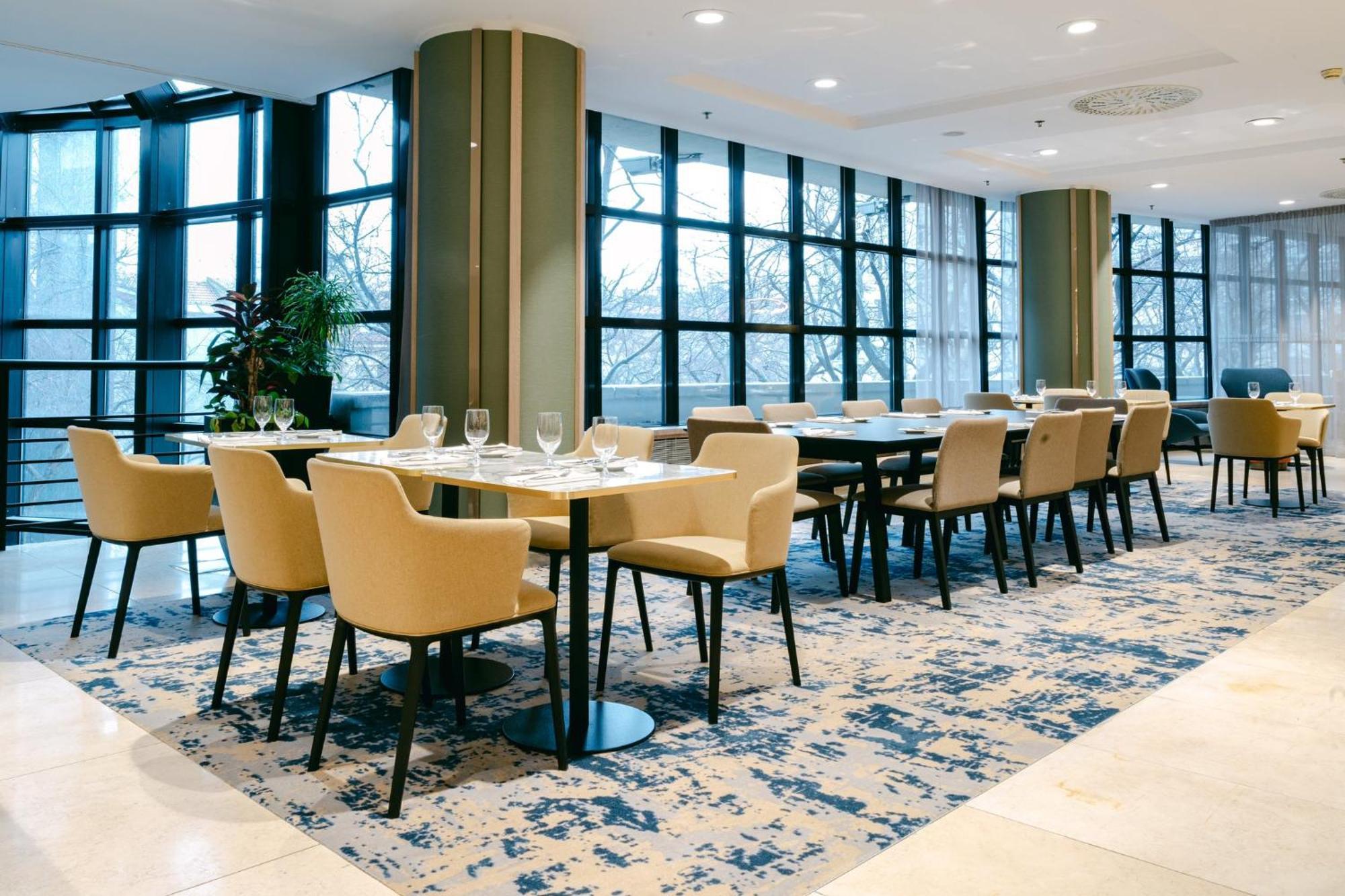 Crowne Plaza Bratislava By Ihg Hotel Bagian luar foto