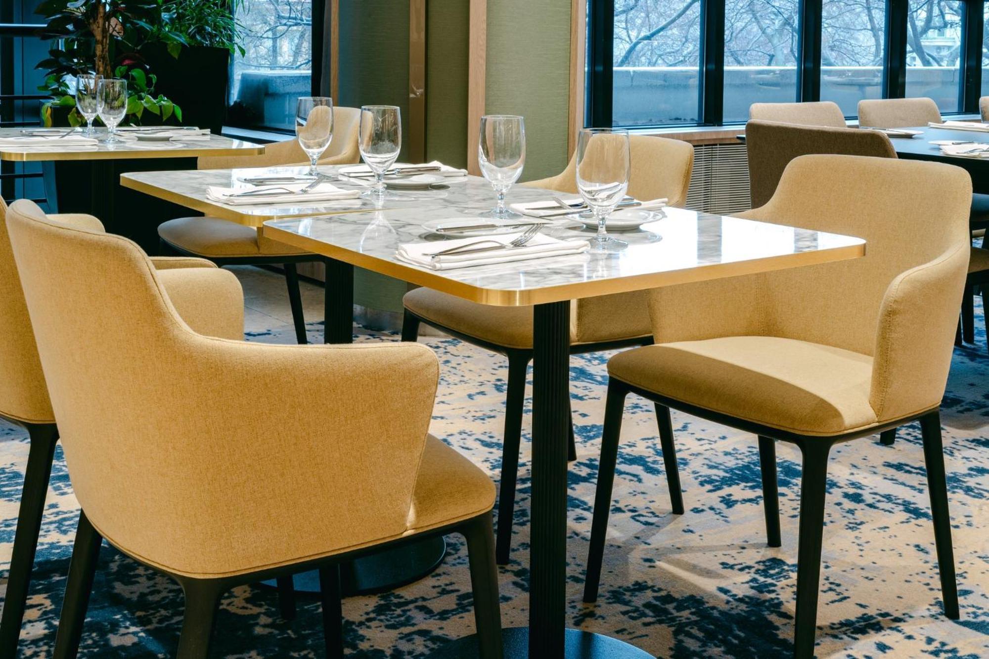 Crowne Plaza Bratislava By Ihg Hotel Bagian luar foto