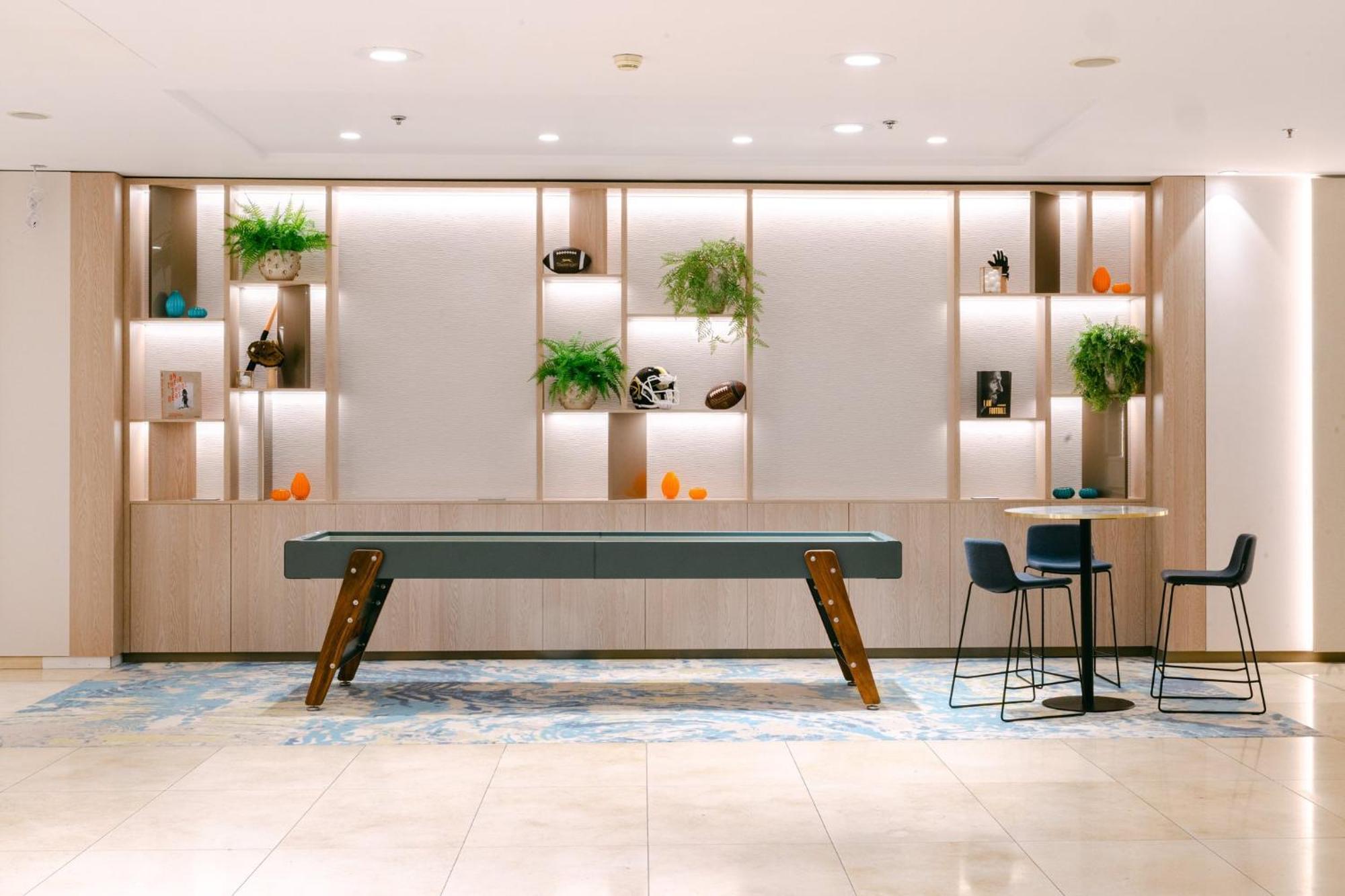 Crowne Plaza Bratislava By Ihg Hotel Bagian luar foto