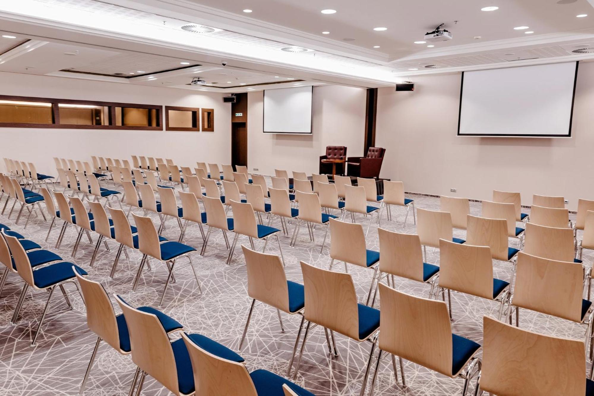 Crowne Plaza Bratislava By Ihg Hotel Bagian luar foto
