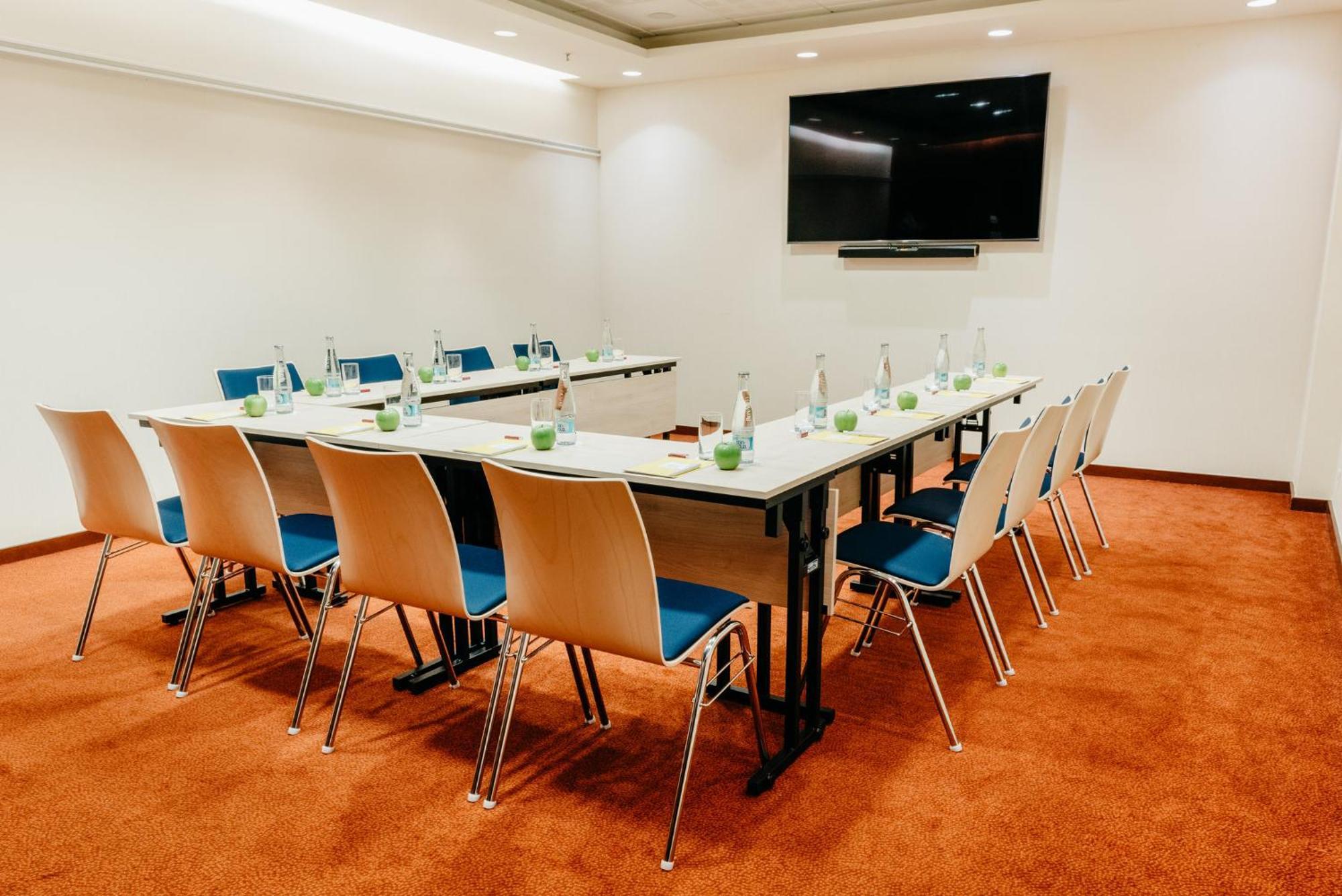 Crowne Plaza Bratislava By Ihg Hotel Bagian luar foto