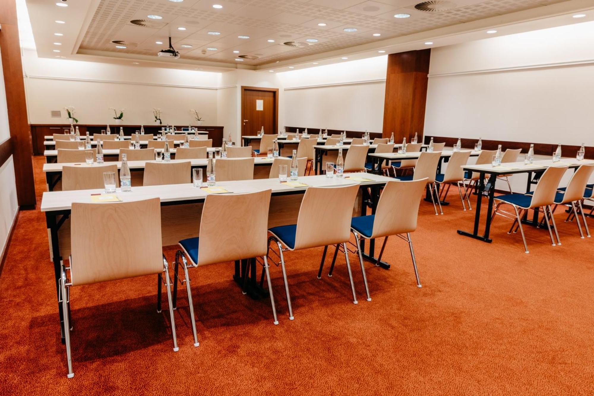 Crowne Plaza Bratislava By Ihg Hotel Bagian luar foto