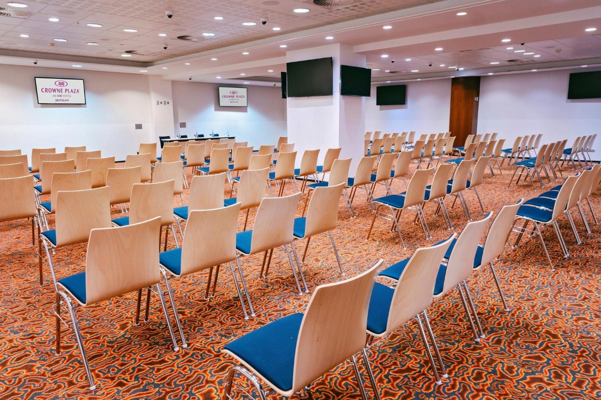 Crowne Plaza Bratislava By Ihg Hotel Bagian luar foto